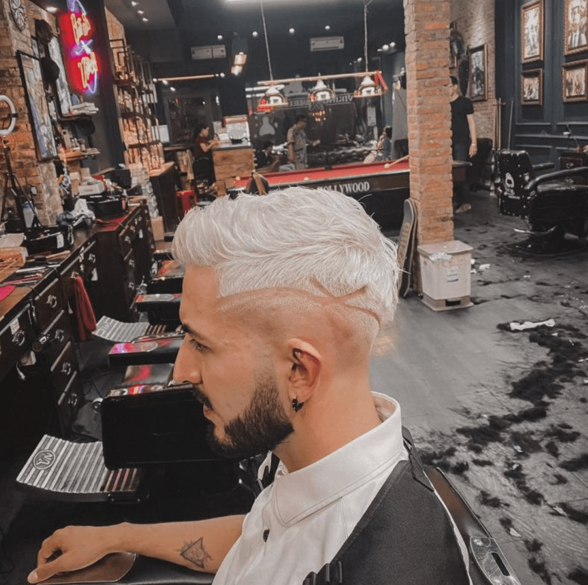 Khách hàng ngoại quốc sử dụng dịch vụ tại Viking Barbershop